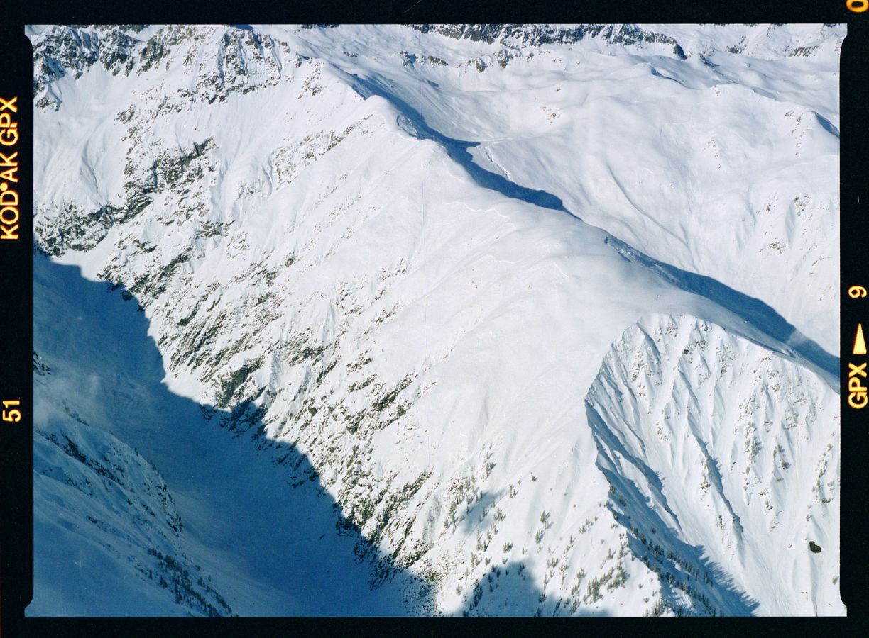 Rechts im Vordergrund der Geländekessel 'Löuwene', links das Minstigertal und im Hintergrund das obere Trützital. In allen drei Geländekammern sind Lawinenanrisse sichtbar. Nicht nur im Trützital, auch aus Löuwene wurden im Winter 1999 fünf grosse Lawinen gezählt. Aufnahmerichtung: SSW, 25. 02. 1999, 15:30; Titel der Aufnahme: MINSTIGERTAL; Goms, Wallis Kameramodell: Expression 12000XL